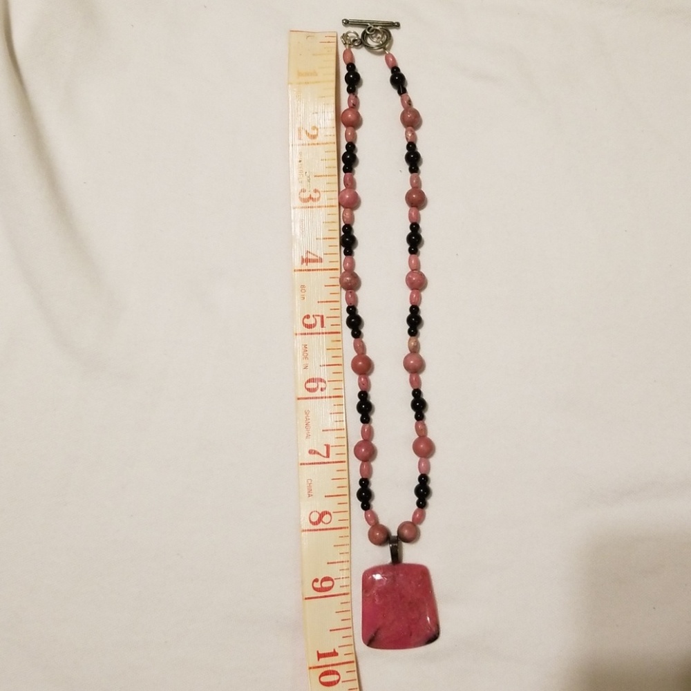 Pink and black stone beaded necklace - Picture 3 of 3